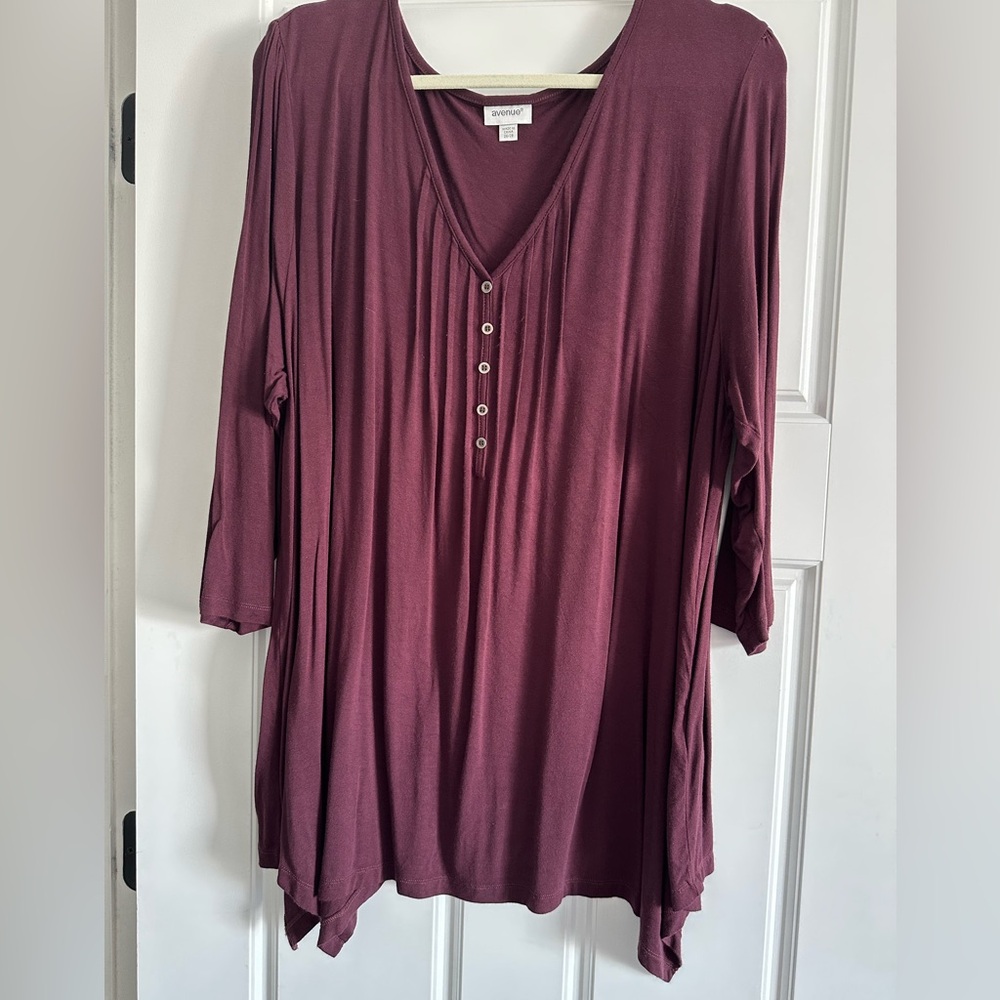 Women’s plus size 26W/28W tunic. 3/4 length sleeves with v-neck button trim.